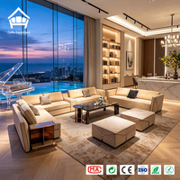 Grand canapé modulaire en U avec table d'appoint intégrée en bois de palissandre, canapé d'angle en velours sable et ottomanes géométriques recouvertes de tissu