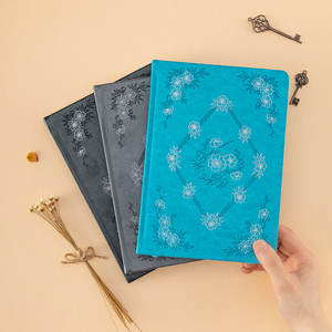 Carnet A5 Sakura en cuir PU avec couverture gaufrée à l'or, bordure argentée, journal à grille de points avec ruban et bande élastique - Product Image 2