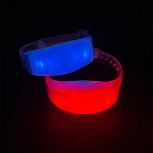 สายรัดข้อมือ LED กระพริบพร้อมโลโก้สั่งทำ ของที่ระลึกงานคอนเสิร์ต กำไลเรืองแสงสำหรับแฟนคลับ แจกในงานอีเว้นท์ - Product Image 5
