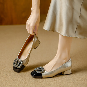 Zapatos de tacón medio con punta cuadrada de charol y hebilla de diamantes de imitación, estilo Mary Jane, sin cordones, para mujer, para todas las estaciones. - Product Image 2