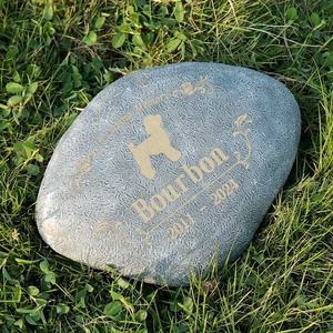 Pietra Commemorativa Personalizzata con Impronta di Zampa, Ricordo Artigianale in Resina Grigia con Zampe Incise, Decorazione da Giardino Personalizzata - Product Image 5