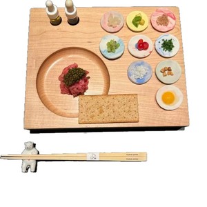 Bandeja de madera estilo japonés para servir carne Wagyu, con secciones divididas, para uso en restaurantes. - Product Image 5