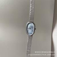 Montre à quartz exquise pour femme avec cadran en nacre bleue – un bijou raffiné, de niche et élégant.
