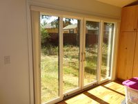 Porte coulissante en aluminium à grain de bois, résistante aux intempéries, facile d'entretien, pour projets de jardins, cours, complexes hôteliers et villas