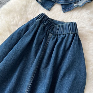 Ensemble tailleur jupe en jean plissée taille haute coupe trapèze pour femme avec chemise sans manches boutonnée – Qualité garantie - Product Image 6