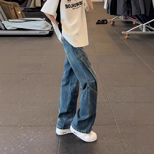 Pantalones Vaqueros para Hombre con Detalle de Costura de Alcohol, Ajuste Relajado, Proveedor de Licores - Product Image 1