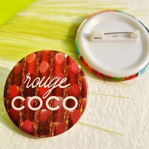 Pin de Solapa con Diseño de Lápiz Labial de Lujo, Inspirado en Botones, con Estampado de Labios Rojos, para Uso Diario, Fiestas y Atuendos Casuales, Regalo para Damas - Product Image 1