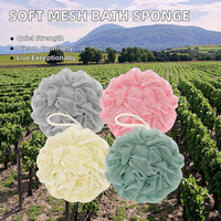 Matériau PE de boule de douche d'éponge de bain de luffa en maille douce colorée avec boucle de suspension pour une exfoliation douce sur le visage et le corps