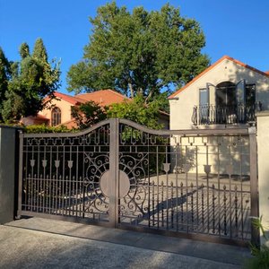 Porte d'entrée de sécurité en acier de conception française avec inserts en vitrail à double ouverture coulissante pour usage commercial de villa - Product Image 1