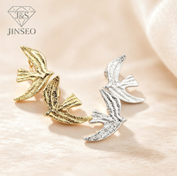 Boucles d'oreilles Old Money Vintage en laiton plaqué or 18 carats, motif oiseau de la paix, clous et clips rétro en forme d'hirondelle pour femme, pour le quotidien et le bureau