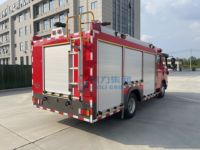 Camion de pompiers Isuzu double cabine 4x2 avec réservoir d'eau de 3 mètres cubes et réservoir de mousse de 1 mètre cubes