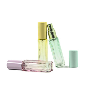 Botella de <span class=keywords><strong>perfume</strong></span> de vidrio de viaje cuadrada colorida de 8ml con pulverizador de bomba de niebla fina de <span class=keywords><strong>metal</strong></span> con tornillo - Product Image 4