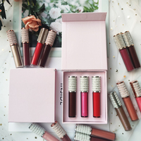 Boîte rigide magnétique en carton rose vide pour emballage de rouge à lèvres avec gaufrage et revêtement UV, taille personnalisable, emballage d'expédition assemblé