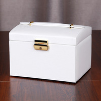 Boîte à bijoux personnalisée avec logo, en cuir PU, 3 couches, carrée, avec doublure mate dorée, boîte de rangement de luxe légère avec poignée à fermoir métallique