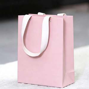 Bolsa de Cartón Rosa Personalizada, Reciclable y Plegable, con Asas de Hilo de Algodón y Remaches. - Product Image 1