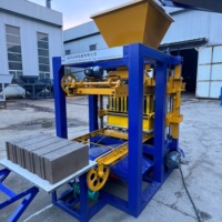 Machine à blocs de béton semi-automatique QT4-24 pour la production de matériaux de construction