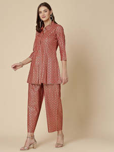 Ensemble Kurta et Palazzo pour femmes, imprimé floral rouge, col en V, manches longues, en rayonne, dernière collection de vêtements ethniques, tenue décontractée pour le bureau, OEM - Product Image 4