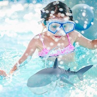 Jouet Requin à Pulvérisation d'Eau Télécommandé 2.4G Rechargeable Électrique Haute Simulation Jouets Requin Télécommandés pour Piscine Salle de Bain
