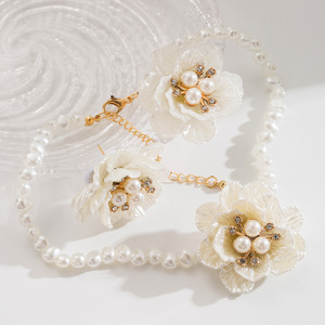Collares gargantilla de perlas simples y elegantes para mujer chapados en oro de 18 pulgadas sin deslustre con cuentas de flores para aniversarios - Product Image 2