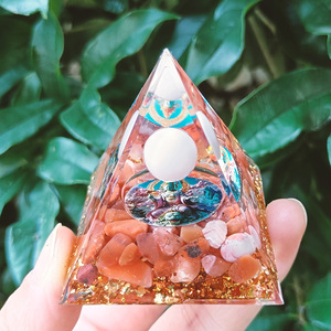 Pyramide en résine époxy avec galets de cristal, ornement de bureau, décoration d'aquarium, cadeau - Product Image 1