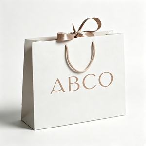 Sac en papier personnalisé de luxe noir avec logo imprimé offset, laminé, recyclable, pour vêtements, robes, cadeaux et vente au détail - Product Image 1
