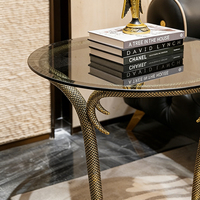 Luxe italien rencontre simplicité : Table basse ronde en cuivre massif en forme de serpentine avec plateau en verre trempé