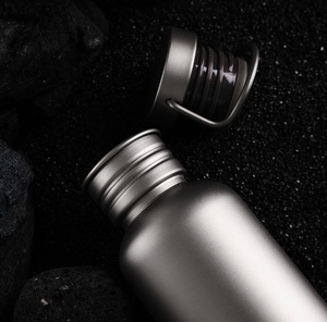 ขวดน้ำกีฬาไทเทเนียมแท้ 0.75 ลิตร กันน้ำ น้ำหนักเบา พกพาสะดวก สำหรับกิจกรรมกลางแจ้ง แคมป์ปิ้ง ปั่นจักรยาน เดินป่า ใช้ได้ทุกฤดู - Product Image 6