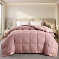 Couette matelassée alternative au duvet rose poudré avec garniture en satin et fibres creuses pour la maison et l'hôtel