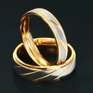 Anel de Noivado em Aço Inoxidável Banho de Ouro com Padrão de Onda Dourada para Casais, Novo Estilo para Mulheres e Homens - Product Image 3