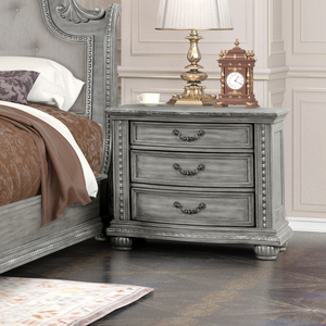 Table de chevet grise de style provincial français - 3 tiroirs et table de chevet d'appoint sculptée ornée, meuble de rangement vintage de luxe - Product Image 1