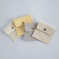 Pochette à bijoux en daim avec bouton-pression, sac cadeau enveloppe, logo personnalisé en relief pour l'emballage de bagues et colliers, vente en gros