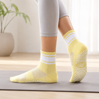 Chaussettes antidérapantes en coton tricoté personnalisées à faible MOQ pour le yoga et le Pilates, haute qualité, avec revers personnalisé pour femme