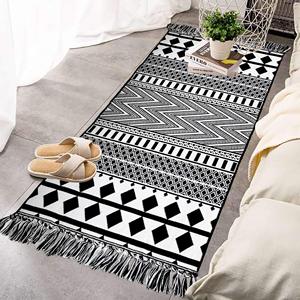 Tapis de salle de bain style bohème, 100% tissé, imprimé géométrique animal noir, réversible, tissage en coton avec pompons, fabrication mécanique - Product Image 1