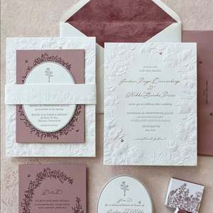 Invitaciones de Boda de Lujo Personalizables con Papel Kraft y Papel de Arte, Impresas con Letterpress, Diseños Únicos de Alta Calidad - Product Image 1