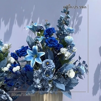 Kunstmatige blauw-witte roos, lelie en hortensia bloemenwand voor bruiloft achtergrond, feest, ceremonie en evenementendecoratie