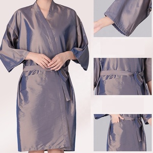 เสื้อคลุมกันน้ำสีเทาคุณภาพสูงพร้อมโลโก้สั่งทำพิเศษสำหรับร้านเสริมสวย เหมาะสำหรับช่างทำผม ตัดผม และแต่งหน้า - Product Image 2