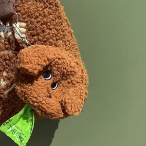 Bolsa de inodoro de felpa con oso de peluche, dispensador portátil de bolsas de basura para mascotas al aire libre, contenedor de caca