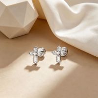 Boucles d'oreilles clous en argent sterling S925 en forme de croix |   Pierres facettées blanches plaquées platine |   Piercing à dos plat pour femmes et hommes