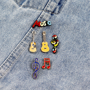 Ding Yi <span class=keywords><strong>Guess</strong></span> You Like Design Retrato de dibujos animados de Anime de Metal personalizado Insignia de hierro inoxidable Pin <span class=keywords><strong>Ropa</strong></span> Insignia de recuerdo Pin - Product Image 4