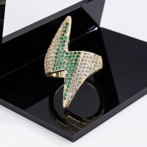 Anillo de Lujo con Rayo Chapado en Oro de 14K, Anillo de Declaración con Circonitas Verdes Iced Out, Joyería Hip Hop para Hombre y Mujer, Regalo - Product Image 3