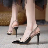 Escarpins en cuir verni pour femme, à bout pointu, avec rivets métalliques, talon aiguille, bride arrière et boucle réglable, pour rendez-vous et soirées
