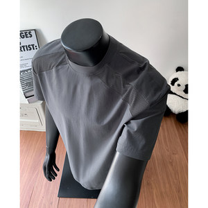 เสื้อยืดผู้ชายผ้าไอซ์ซิลค์แห้งเร็ว ระบายอากาศดี ให้ความรู้สึกเย็นสบาย ทรงหลวมใส่สบายสำหรับฤดูร้อน  ตกแต่งด้วยผ้าตาข่าย  แบบเรียบง่าย - Product Image 5