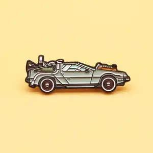 DeLoreanスポーツカーブローチメタル漫画バッジ未来のピンシャツカラーピンアクセサリーに戻る