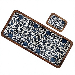 Plateau de service rectangulaire en bois massif émaillé à motif floral rouge avec coupelle à sauce pour fêtes et fruits secs - Product Image 3