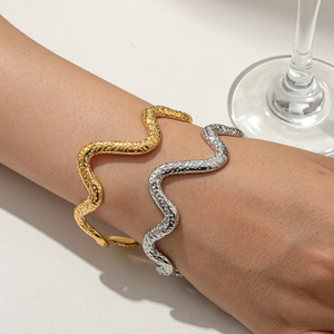 Di alta qualità fusione ondulato martellato bracciale in acciaio inox bracciale per le donne bracciale aperto oro texture gioielli regalo stile alla moda - Product Image 2