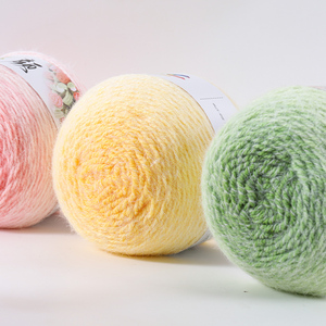 5 pelotes <span class=keywords><strong>de</strong></span> fil Wugeyarn Cloud Color Gradient <span class=keywords><strong>de</strong></span> 200g, fil à tricoter à la main, crochet et autres ventes directes d'usine en gros - Product Image 1