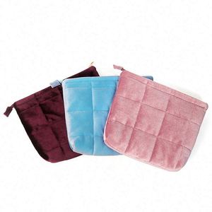 Sac de toilette personnalisé en velours suédé matelassé et rembourré pour femme, idéal pour le maquillage et les voyages - Product Image 6