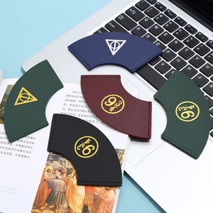 Marcapáginas de Moda para Fans de Harry Potter, Plataforma Nueve y Tres Cuartos, con Diseño de las Reliquias de la Muerte, en Cuero PU con Bordes Cosidos, Ecológico, para Negocios - Product Image 4