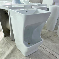 Lavabo moderne à deux robinets, station d'abution Wala pour le rituel de Wudu des musulmans, dispositif islamique pour la salle de bain et les rituels de prière