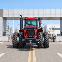 Tracteur agricole articulé robuste 440 CV 4x4 avec cabine fermée et feux de travail LED